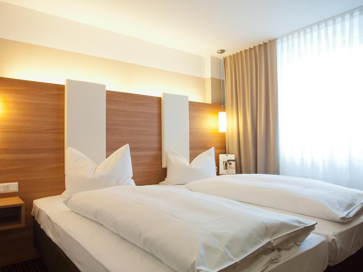Sunny's & Hotel